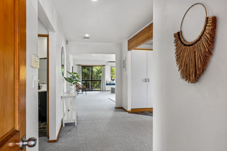 Photo of property in 28 Pohutukawa Avenue, Red Beach, 0932