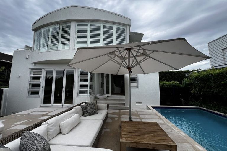 Photo of property in 1/2 Holiday Road, Milford, Auckland, 0620