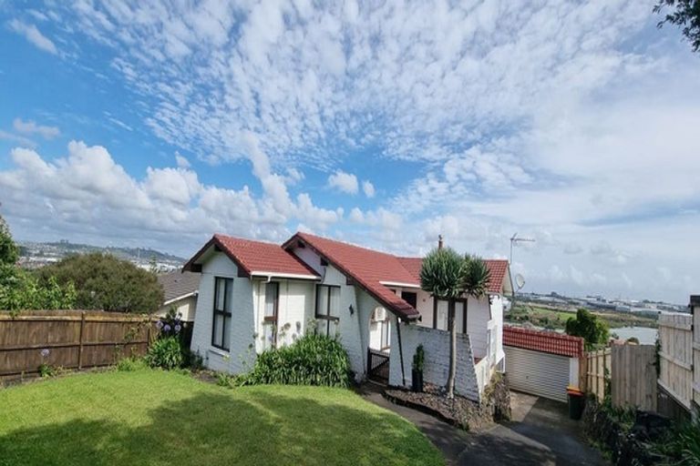 Photo of property in 28 Ellesmere Crescent, Pakuranga Heights, Auckland, 2010