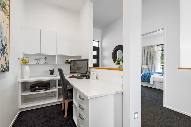 Photo of property in 15 Seagate Place, Red Beach, 0932