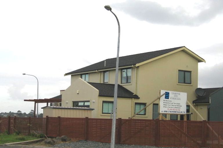 Photo of property in 6/15 Clearwater Cove, West Harbour, Auckland, 0618