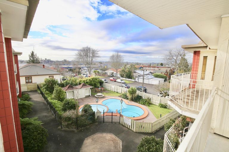 Photo of property in 9/10 Hunter Street, Hamilton Lake, Hamilton, 3204