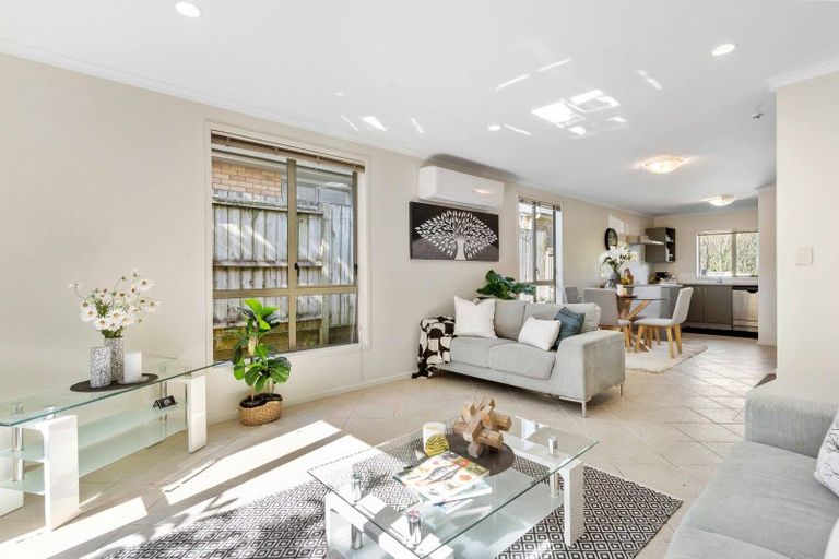 Photo of property in 16 Barnea Circle, Glen Eden, Auckland, 0602