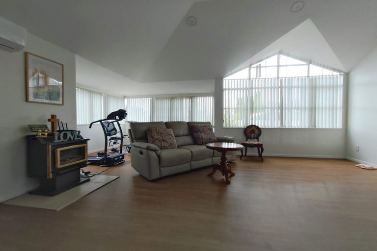 Photo of property in 3 Queen Natalie Place, Massey, Auckland, 0614