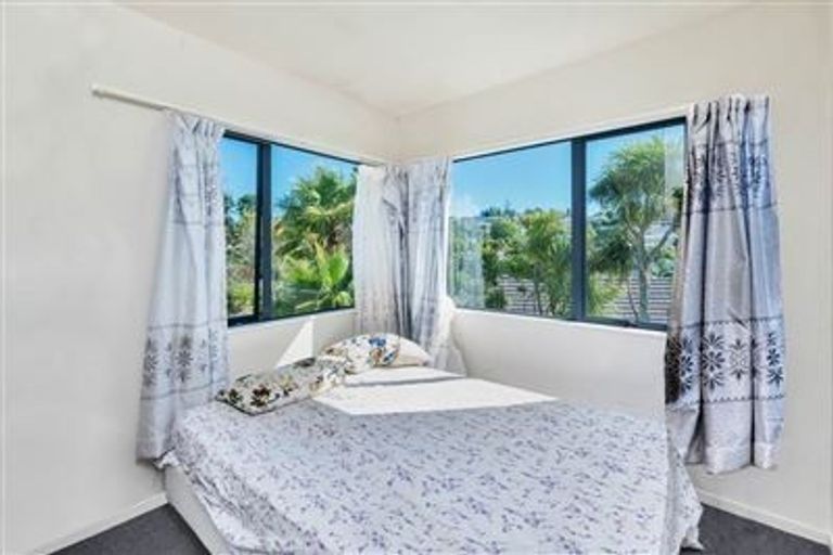 Photo of property in 11 Loughanure Place, Massey, Auckland, 0614