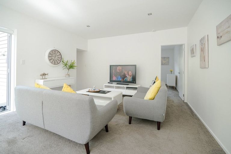 Photo of property in 1/11 Garmons Way, Castor Bay, Auckland, 0620