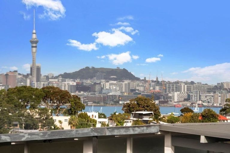 Photo of property in 88 Exmouth Road, Northcote, Auckland, 0627