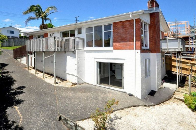 Photo of property in 2/390 Glenfield Road, Glenfield, Auckland, 0629