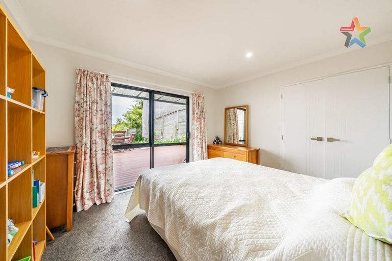 Photo of property in 6 Poto Road, Normandale, Lower Hutt, 5010