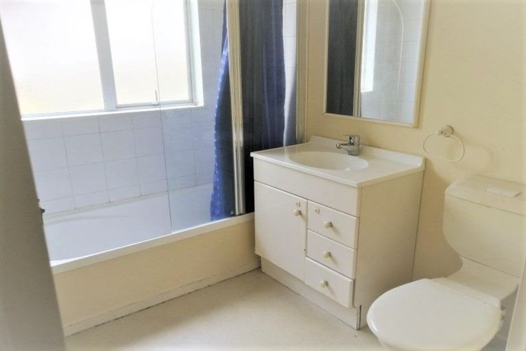 Photo of property in 2/7 Bruce Road, Glenfield, Auckland, 0629