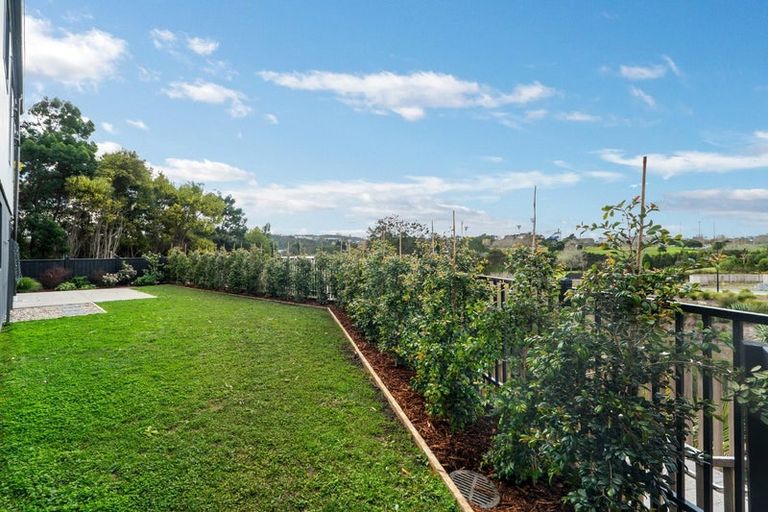 Photo of property in 3/7 Parapara Place, Albany, Auckland, 0632