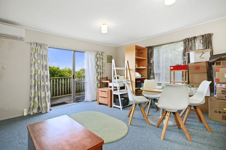 Photo of property in 32b Cheltenham Terrace, Newlands, Wellington, 6037