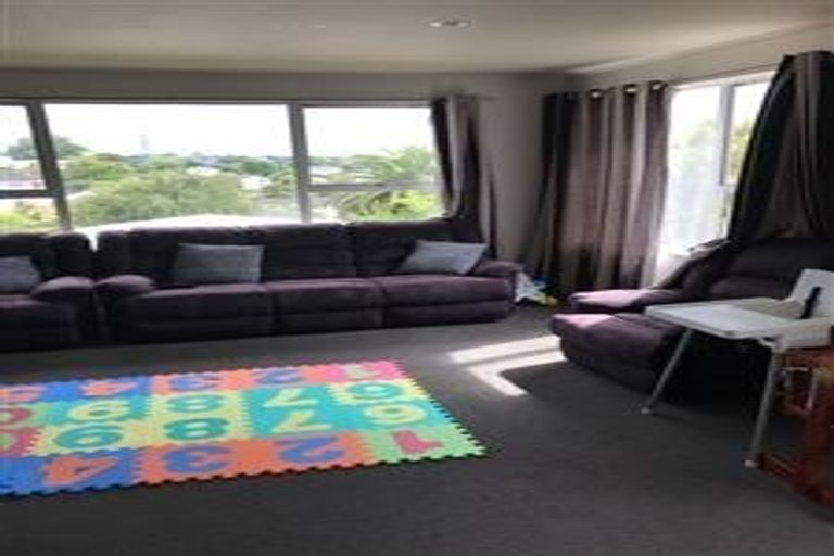 Photo of property in 33 Keegan Drive, Massey, Auckland, 0614