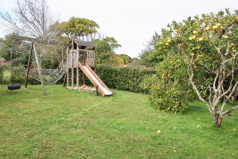 Photo of property in 58 Taipari Road, Te Atatu Peninsula, Auckland, 0610