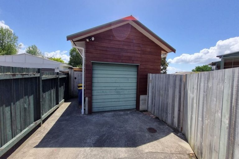 Photo of property in 62 Divich Avenue, Te Atatu South, Auckland, 0610