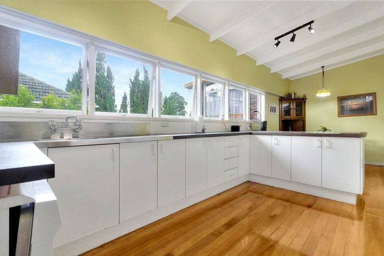 Photo of property in 6 Alwyn Avenue, Te Atatu South, Auckland, 0610