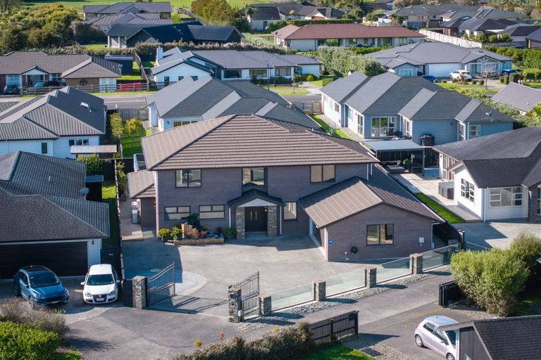 Photo of property in 14 Sir Lincoln Drive, Kumeu, 0810