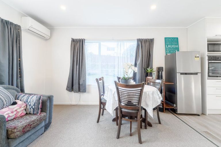 Photo of property in 2/17b Lavelle Road, Henderson, Auckland, 0612