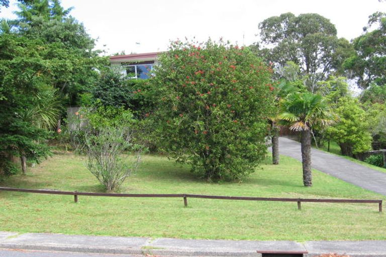Photo of property in 1/10 Holt Avenue, Torbay, Auckland, 0630