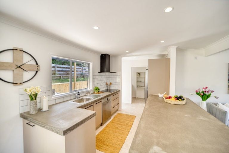 Photo of property in 15 Weka Close, Red Beach, 0932