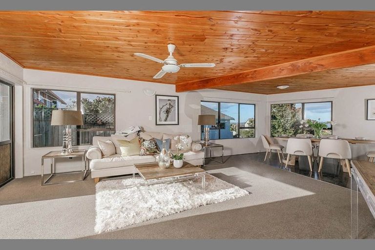 Photo of property in 3 Farr Road, West Harbour, Auckland, 0618