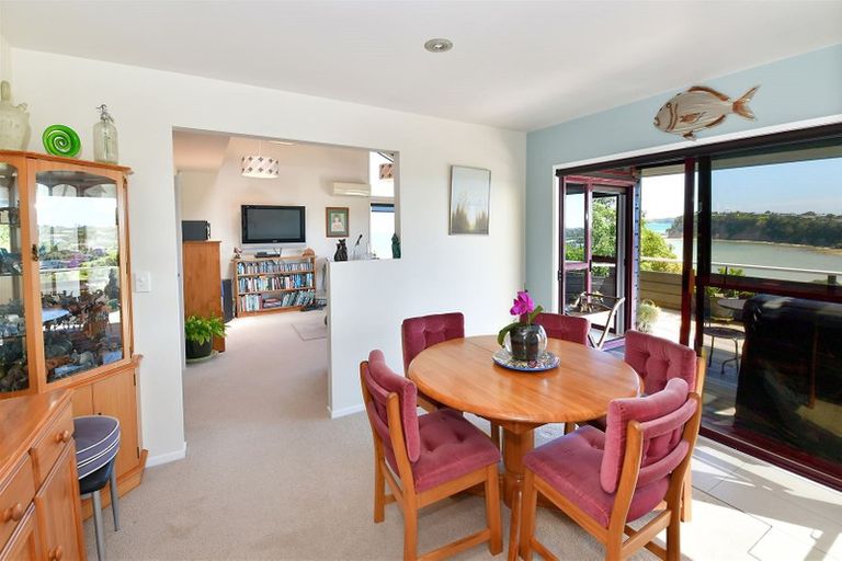 Photo of property in 71 Roberts Road, Matakatia, Whangaparaoa, 0930