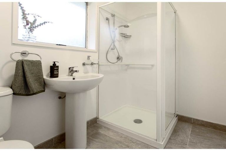 Photo of property in 2/20 Hinau Street, New Lynn, Auckland, 0600