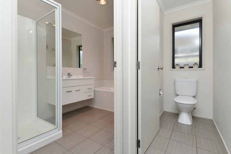 Photo of property in 62 Farnborough Drive, Grandview Heights, Hamilton, 3200