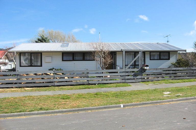 Photo of property in 8 Bunratty Grove, Wainuiomata, Lower Hutt, 5014