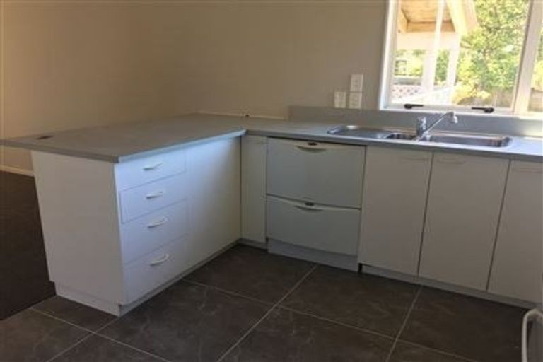 Photo of property in 2/113 Athena Drive, Totara Vale, Auckland, 0629