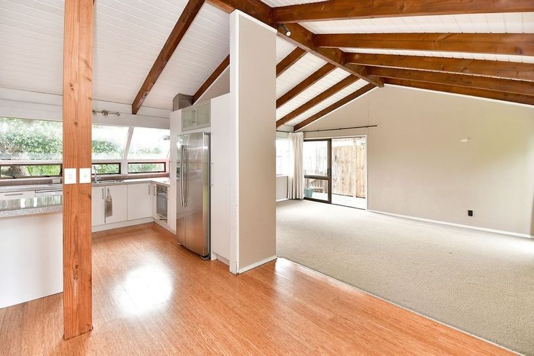 Photo of property in 11 Albert Hall Drive, Red Beach, 0932