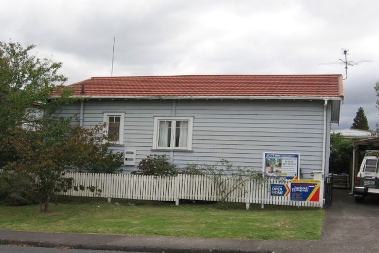 Photo of property in 28 Kelwyn Road, Kelston, Auckland, 0602