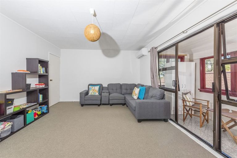 Photo of property in 3/23 Luckens Road, West Harbour, Auckland, 0618