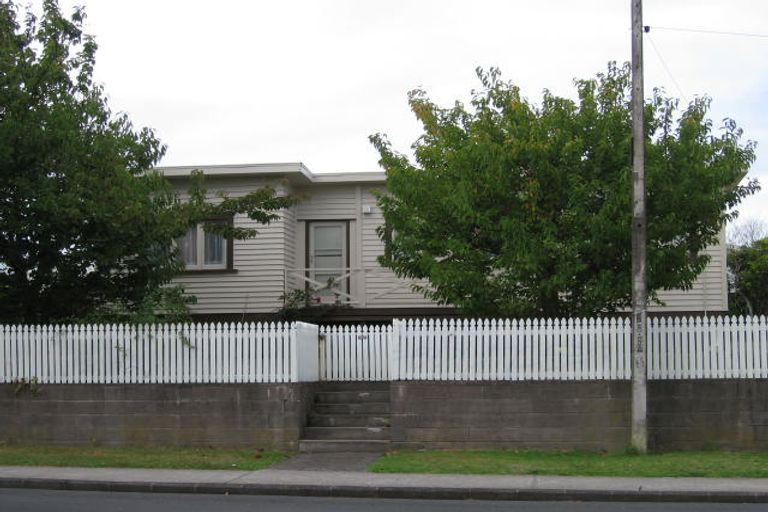 Photo of property in 6 Godley Road, Green Bay, Auckland, 0604