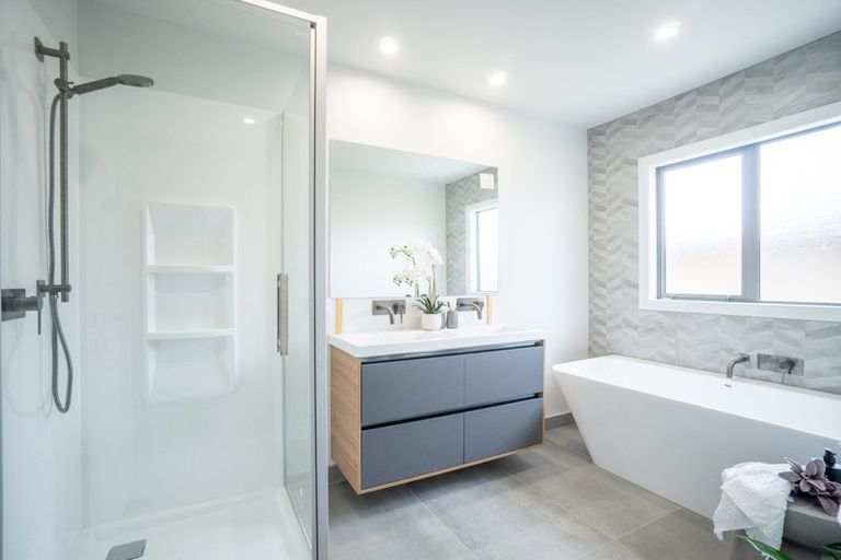 Photo of property in 16 Atlantic Drive, Fitzherbert, Palmerston North, 4410