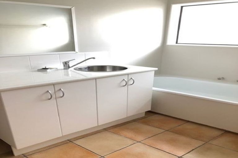 Photo of property in 32 Sunnyview Avenue, Shelly Park, Auckland, 2014