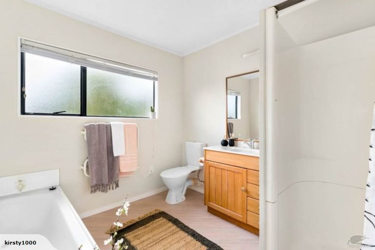 Photo of property in 2/7 Juneau Place, Glendene, Auckland, 0602