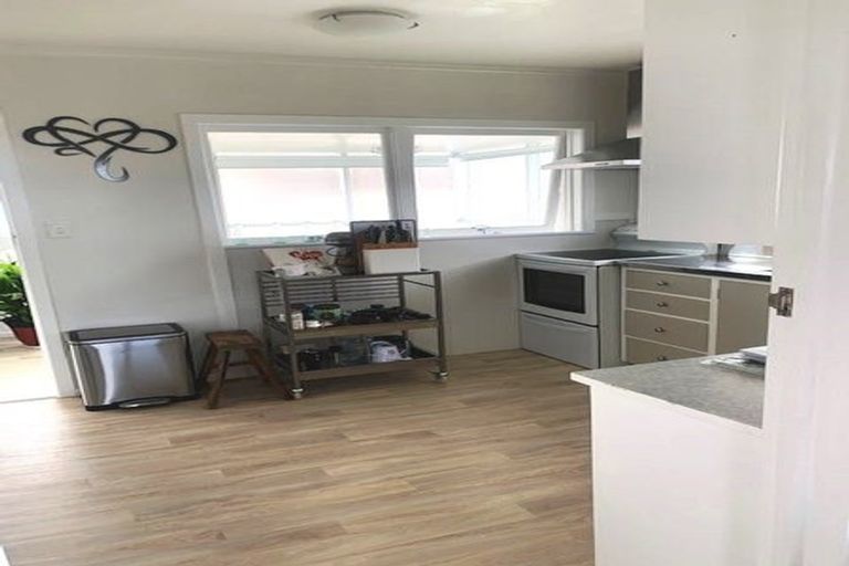 Photo of property in 2/96 East Coast Road, Forrest Hill, Auckland, 0620