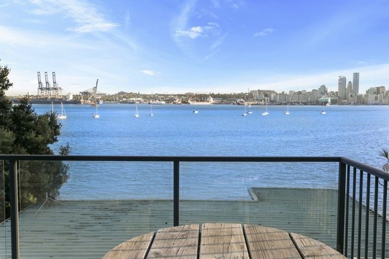 Photo of property in 5 Stanley Point Road, Stanley Point, Auckland, 0624