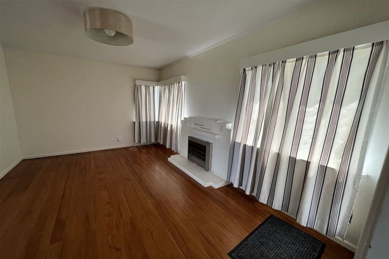 Photo of property in 16 Cliff View Drive, Green Bay, Auckland, 0604