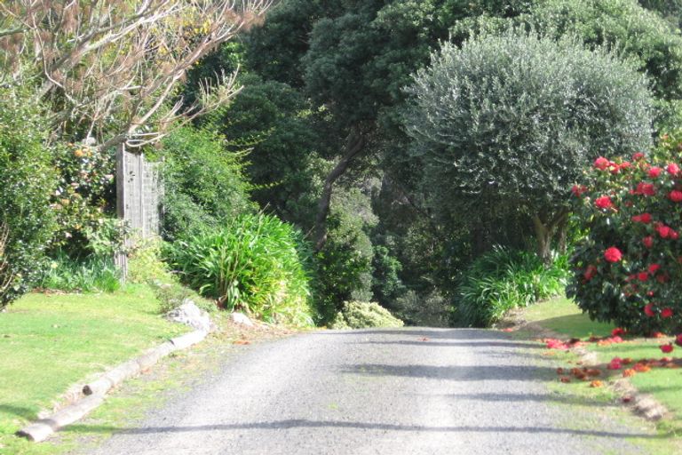 Photo of property in 30 Hahei Beach Road, Hahei, Whitianga, 3591