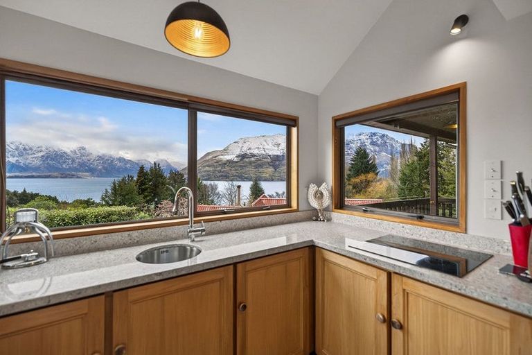 Photo of property in 4 Moss Lane, Sunshine Bay, Queenstown, 9300
