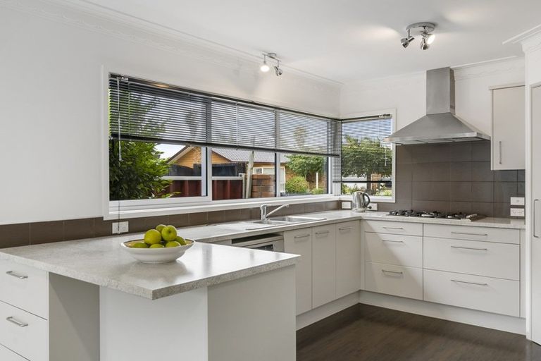 Photo of property in 21 Perotti Place, Conifer Grove, Takanini, 2112