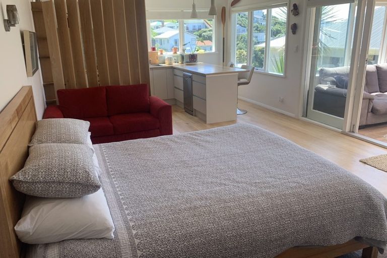 Photo of property in 25 Hungerford Road, Lyall Bay, Wellington, 6022