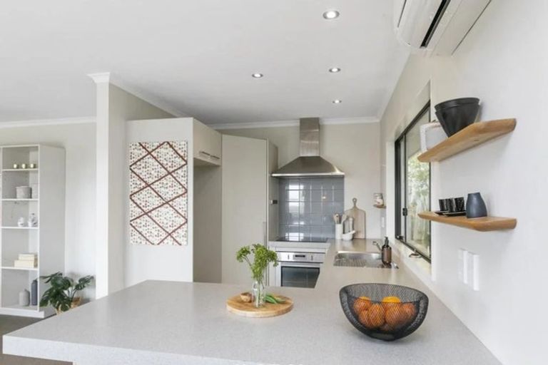 Photo of property in 16 View Road, Titahi Bay, Porirua, 5022