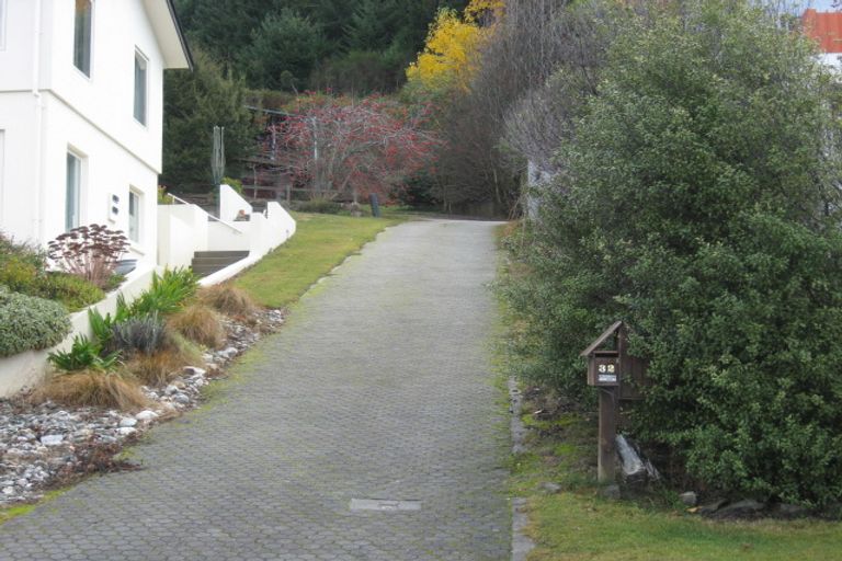 Photo of property in 30 Wynyard Crescent, Fernhill, Queenstown, 9300