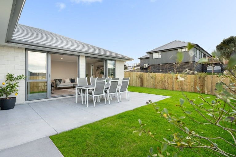 Photo of property in 18 Sam Heywood Place, Pyes Pa, Tauranga, 3112