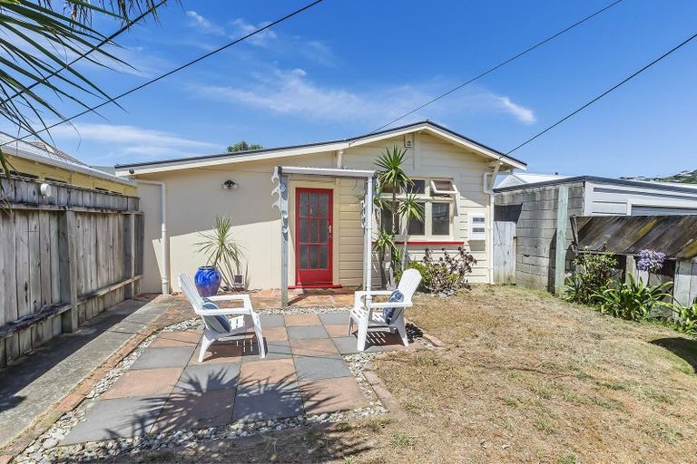 Photo of property in 137 Apu Crescent, Lyall Bay, Wellington, 6022