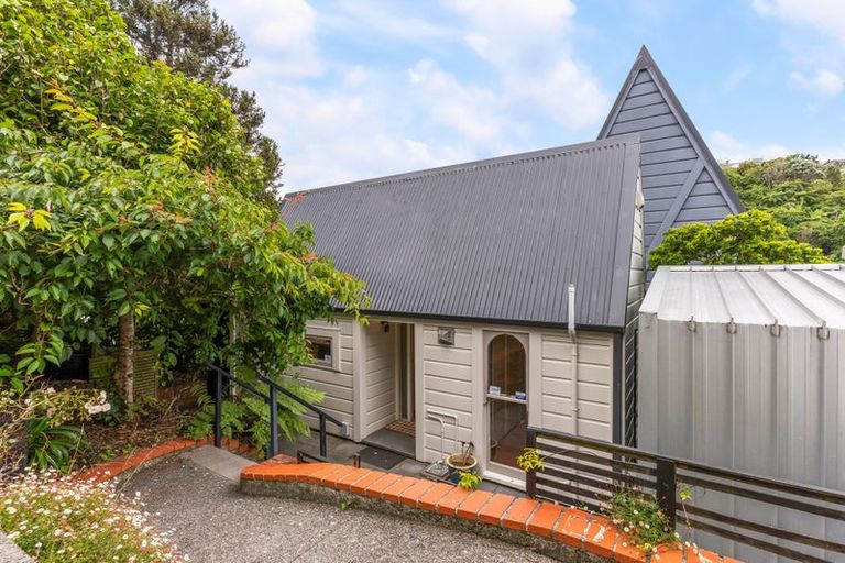 Photo of property in 64 Ranui Crescent, Khandallah, Wellington, 6035