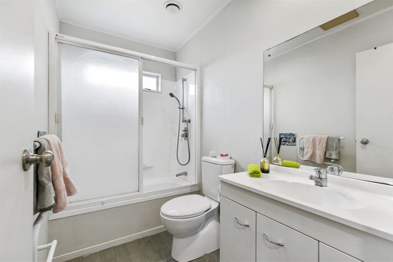 Photo of property in 2/1 Mossop Rise, Glenfield, Auckland, 0629